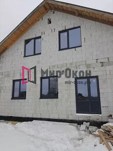 Ламинированные серые окна в частном доме Ламинированные серые окна в частном доме